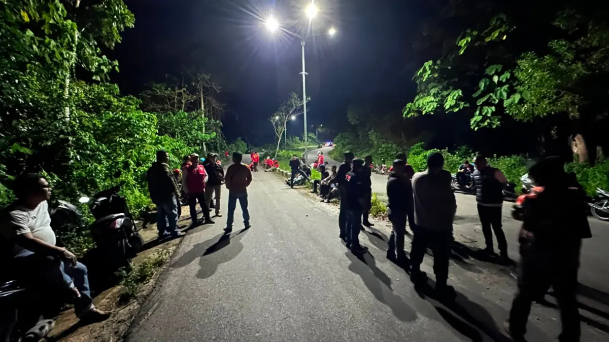 PERKETAT PATROLI: Personel Polres Tarakan saat melakukan patroli bersama ormas di TKP dugaan pembegalan, Kamis (23/7) malam. (POLRES TARAKAN UNTUK HRK)