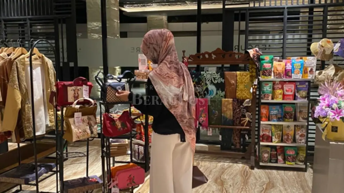PERLUAS PASAR: Diskoperindag Berau menjajaki kerja sama dengan hotel dan restoran untuk menghadirkan produk khas daerah sebagai oleh-oleh bagi wisatawan. (IZZA/BP)