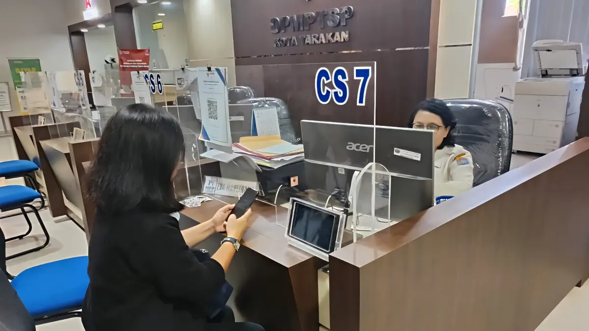 PERMOHONAN: Salah seorang pemohon saat mengajukan pelayanan di DPMPTSP Kota Tarakan, Rabu (22/7) lalu. (SEPTIAN ASMADI/HRK)