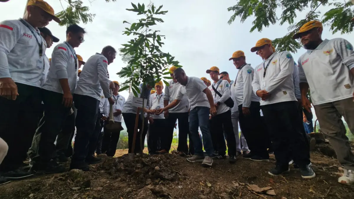 TANAM POHON: Bupati Bulungan Syarwani bersama 74 Kepala Desa lakukan penanaman pohon endemik di kawasan Kebun Raya Bundayati Tanjung Selor. (PEMKAB BULUNGAN)