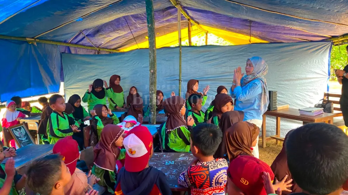 TINJAU: Kepala Dinas Pendidikan Berau, Mardiatul Idalisah melakukan pengecekan langsung ke SD 001 Filial Kampung Birang. (BERAU POST)