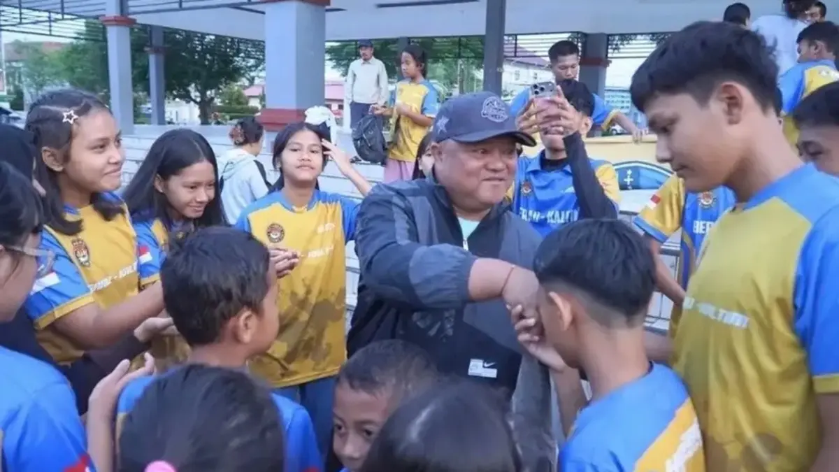 DILEPAS: Para atlet saat berfoto bersama Wakil Bupati Berau Gamalis saat dilepas untuk mengikuti Kejuaraan Taekwondo Bupati Malinau Cup VI di Kabupaten Malinau, Kalimantan Utara. (PEMKAB BERAU UNTUK BERAU POST)