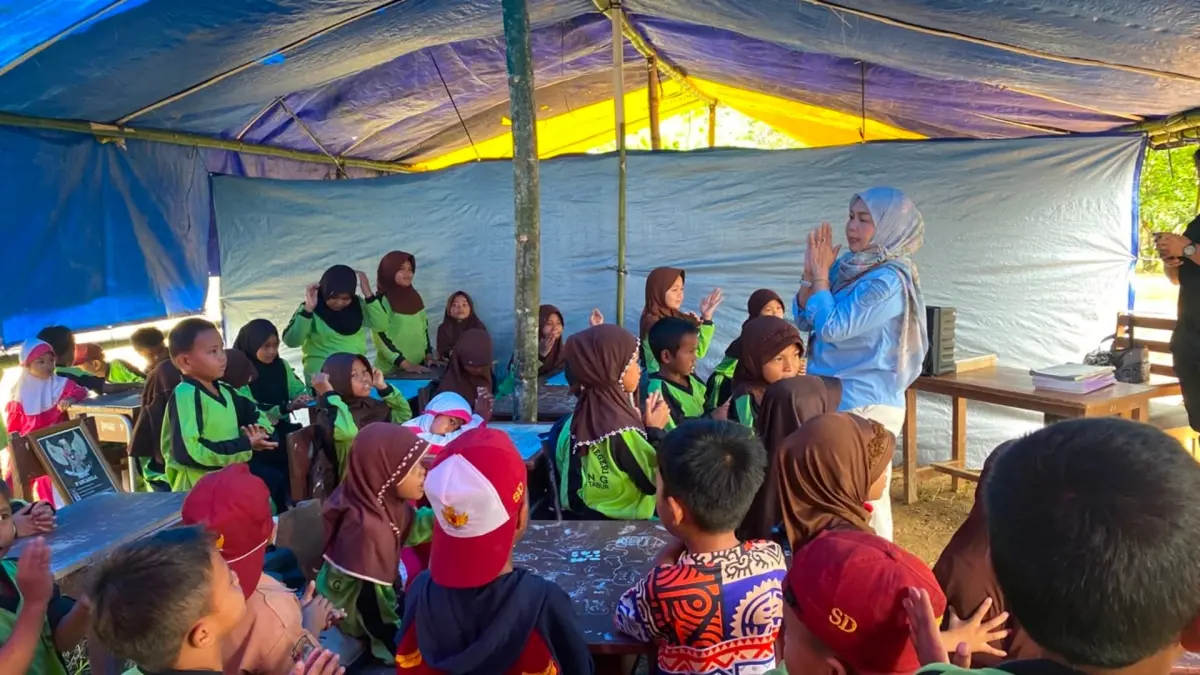BERATAP TERPAL: Suasana ruang belajar sejumlah anak di RT 17 Gunung Tabur yang hanya beratap terpal. (DISDIK BERAU UNTUK BERAU POST)