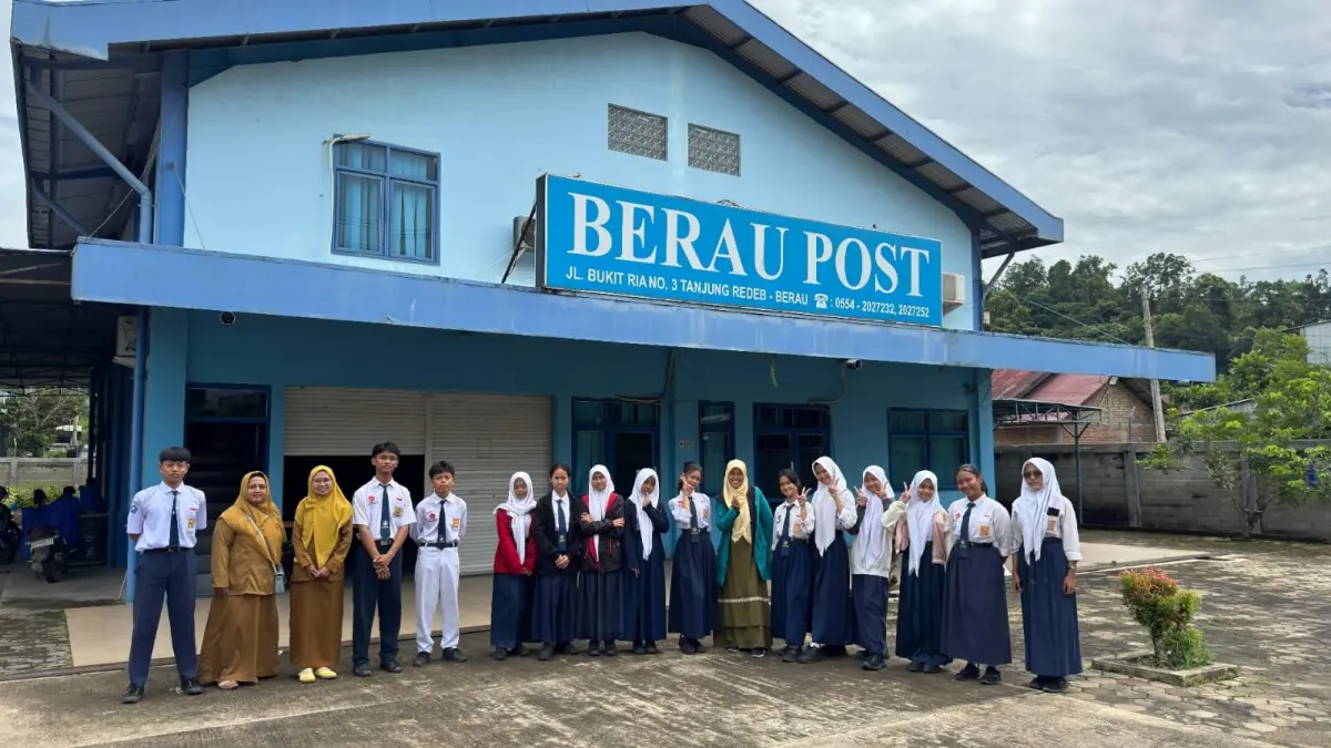 KUNJUNGAN JURNALISTIK: Anggota dan pembina Ekstrakurikuler Jurnalistik SMP Negeri 6 Tanjung Redeb melakukan kunjungan edukatif ke Kantor Berau Post, Senin (27/7). (SENO/BP)