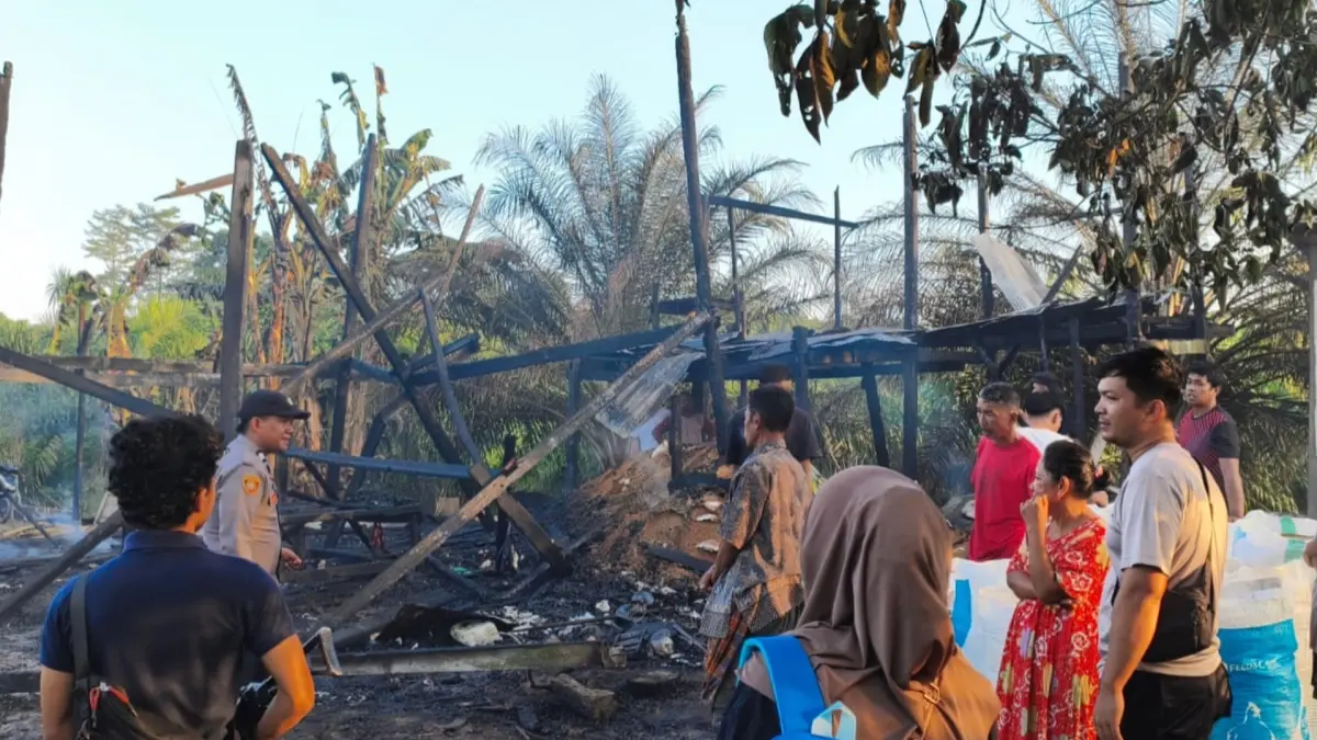 TERSISA ARANG: Kebakaran yang melanda kawasan permukiman di Jalan Rumbia, Kecamatan Tanjung Selor, Senin (27/7) dini hari, menghanguskan empat unit rumah. (POLRESTA BULUNGAN)