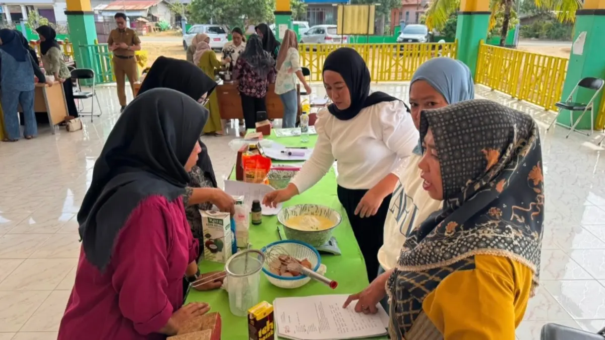 BERI PELATIHAN: Diskoperindag Berau menggelar pelatihan tata boga bagi pelaku UMKM dan masyarakat yang ingin memulai usaha kuliner. (IZZA/BP)