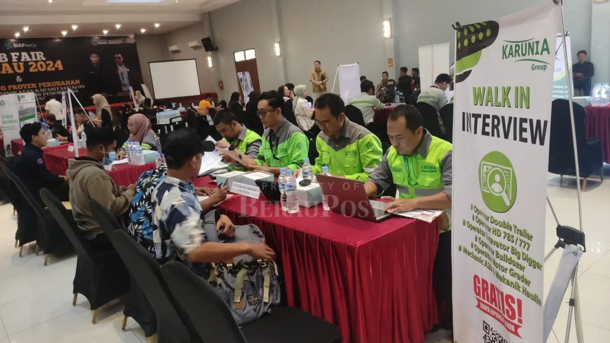 DIPADATI PELAMAR: Pelaksanaan job fair tahun lalu yang digelar Disnakertrans Berau dipenuhi oleh pelamar kerja. (IZZA/ BERAU POST)