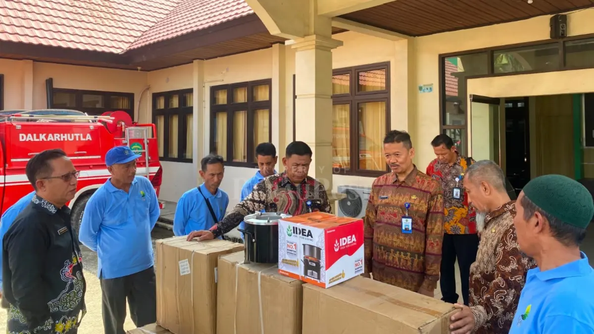 DISALURKAN: KPHP Berau Barat menyalurkan bantuan Alat Ekonomi Produktif kepada Kelompok Tani Hutan dan Kelompok Perhutanan Sosial di wilayah kerjanya. (SENO/BP)
