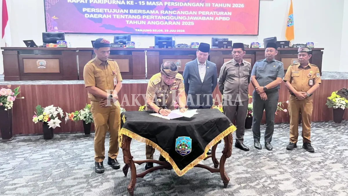 DISEPAKATI: Gubernur Kaltara Zainal Arifin Paliwang menandatangani dokumen kesepakatan Raperda tentang Pertanggungjawaban Pelaksanaan APBD Tahun Anggaran 2025. (FAISAL/HRK)