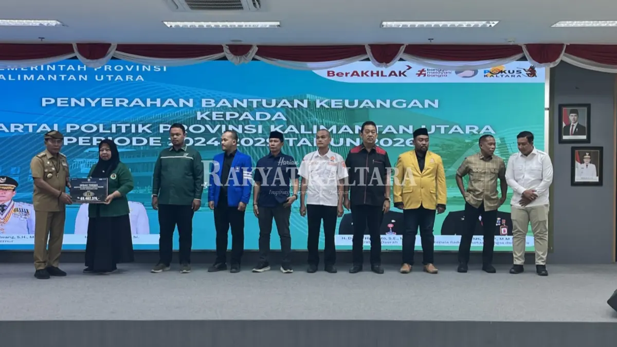 DISERAHKAN: Gubernur Kaltara Zainal Arifin Paliwang serahkan hibah bantuan keuangan untuk 10 parpol yang mendapatkan kursi di DPRD Kaltara. (FAISAL/HRK)
