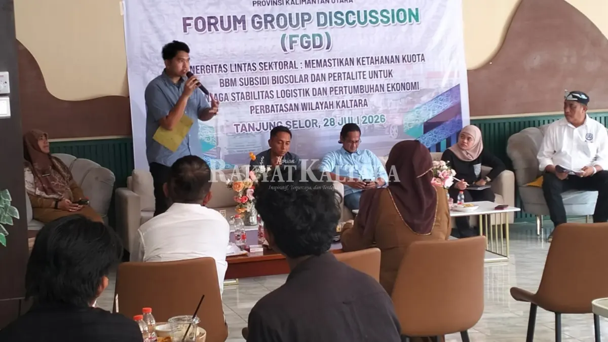 FGD: Sales Branch Manager Kaltimut V Fuel PT Pertamina Patra Niaga Muhammad Naufal Atiyah (berdiri) berikan paparan ketersediaan BBM di wilayah Kaltara, Selasa (28/7). (IPUNK/HRK)