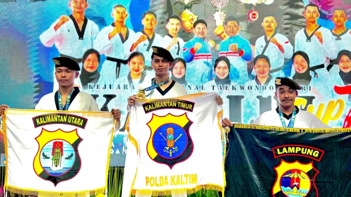 NAIK PODIUM: Salah satu personel Polres Berau yang meraih medali emas di ajang Kejuaraan Taekwondo Kapolri Cup 2026 beberapa waktu lalu. (ARTA KUSUMA YUNANDA/BP)