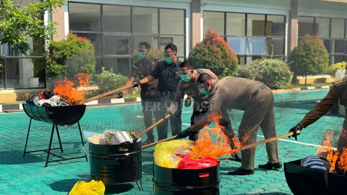 PEMUSNAHAN: Kasi BB dan Pemulihan Aset Kejari Berau, Deka, bersama Wakapolres Berau, Kompol Noordhianto, melaksanakan pemusnahan barang bukti yang telah mendapat kekuatan hukum inkrah. (SENO/BP)