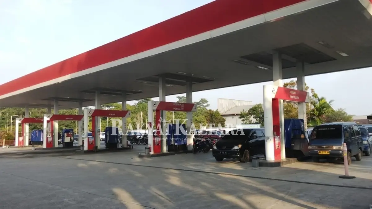 PENGISIAN BBM: Untuk mengatasi antrean panjang di SPBU diperlukan pengawasan distribusi BBM bersubsidi. (FAISAL/HRK)