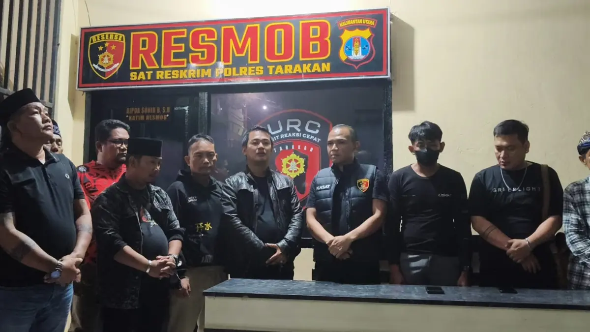 PERMINTAAN MAAF: Terduga pelaku penyebaran hoaks meminta maaf kepada ormas dan masyarakat Tarakan di Mako Polres Tarakan, Senin (27/7) lalu. (POLRES TARAKAN UNTUK HRK)
