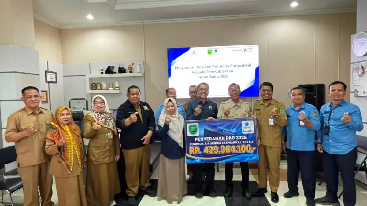 SIMBOIS: Direktur Perumda Batiwakkal Berau, Saipul Rahman, didampingi jajarannya menyerahkan langsung secara simbolis dividen Rp 429 juta kepada Pemkab Berau, Tahun Buku 2025.