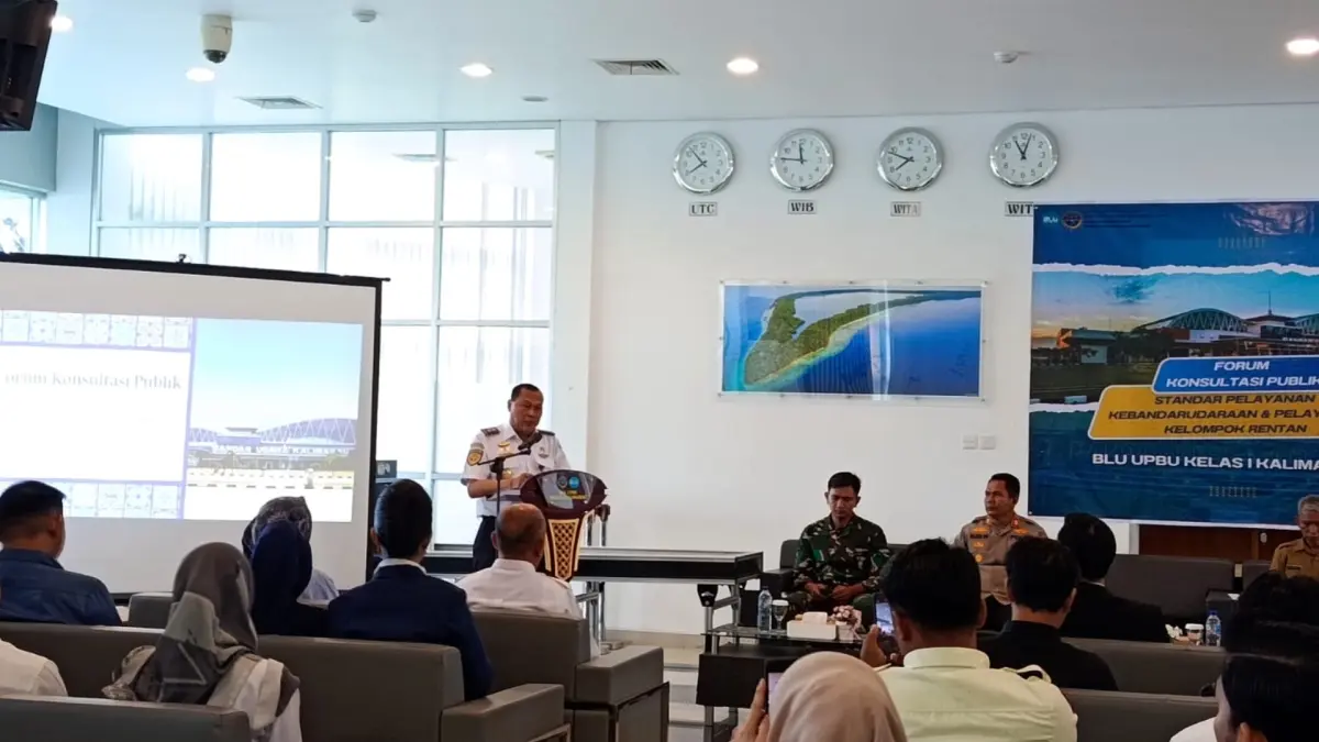 TINGKATKAN PELAYANAN: Bandara Kalimarau menggelar Forum Konsultasi Publik sebagai upaya meningkatkan kualitas pelayanan kepada masyarakat dan pengguna jasa penerbangan. (SENO/BP)