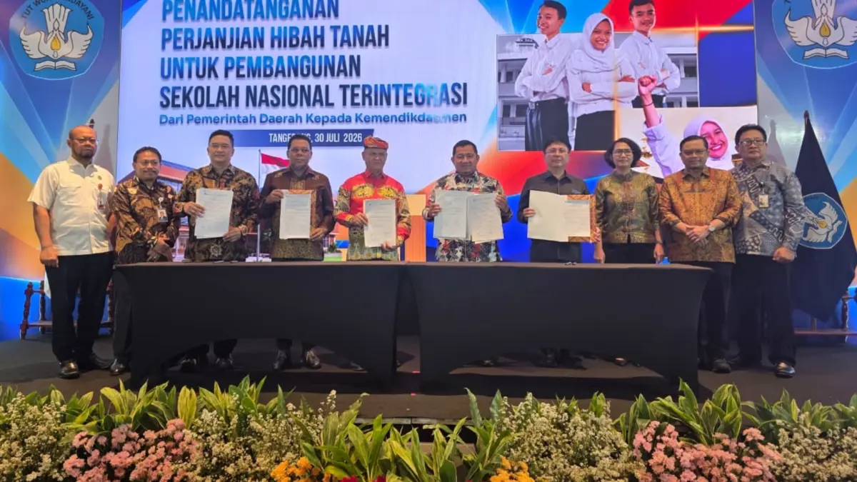 BAST LAHAN SNT: Bupati Penajam Paser Utara (PPU), Mudyat Noor, menandatangani Berita Acara Serah Terima (BAST) lahan bersama Kemendikdasmen di Tangerang, sebagai langkah strategis percepatan pembangunan Sekolah Nasional Terintegrasi (SNT) di Kabupaten PPU.