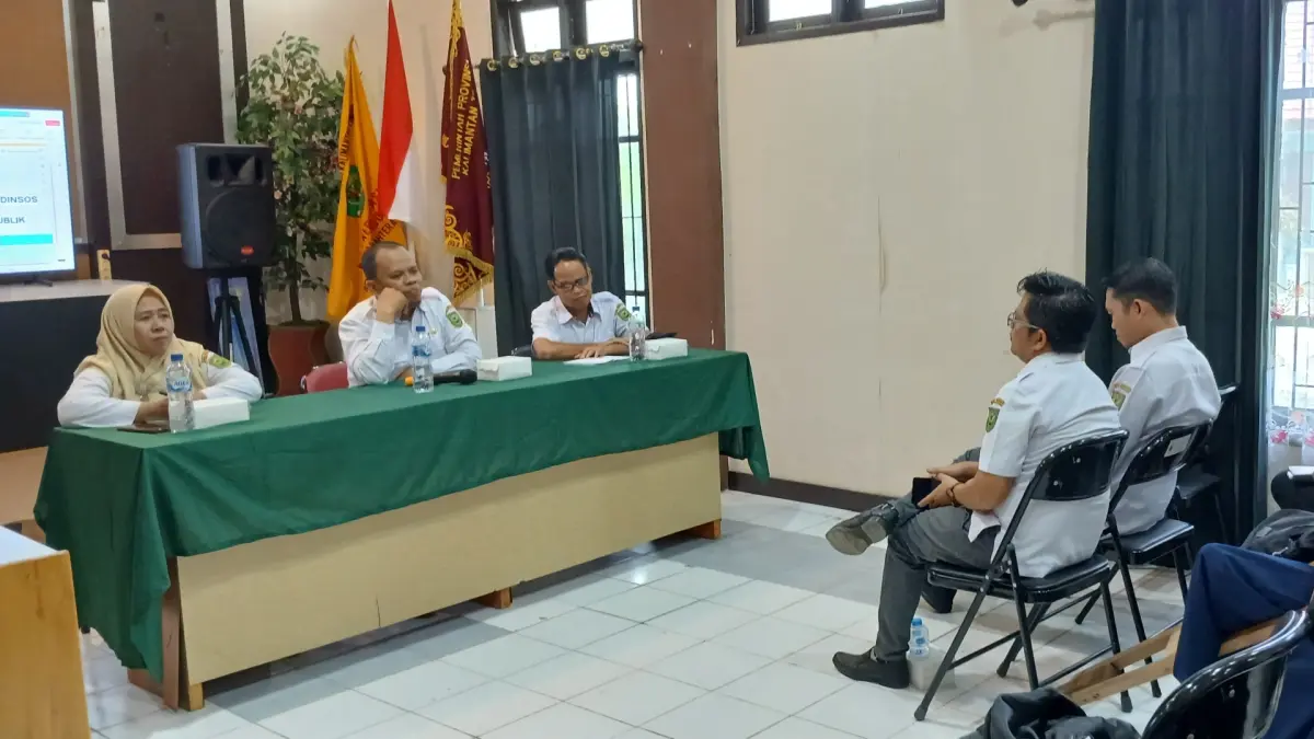 APLIKASI BARU: Dinsos Berau saat melakukan diskusi terkait Aplikasi SATGAS_PAS. (SAMSUDIIN/BP)