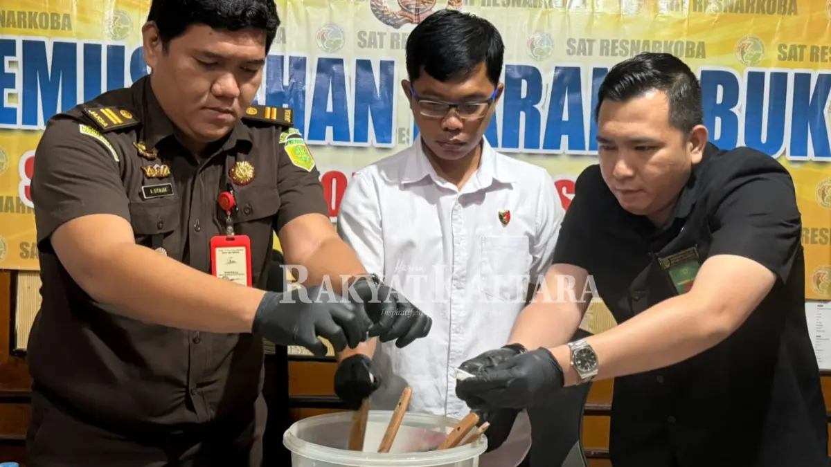 BARANG HARAM: Barang bukti berupa sabu-sabu saat dimusnahkan oleh aparat penagak hukum, Rabu (29/7).&nbsp; (SEPTIAN ASMADI/HRK)