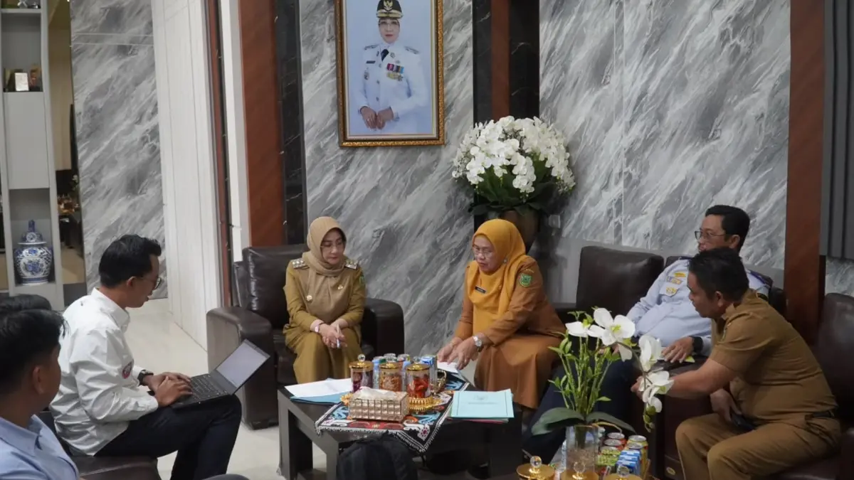 CARI SOLUSI: Bupati Berau, Sri Juniarsih, dan OPD terkait bersama management PT Pertamina saat melakukan pertemuan kemarin. (ARTA KUSUMA YUNANDA/BP)