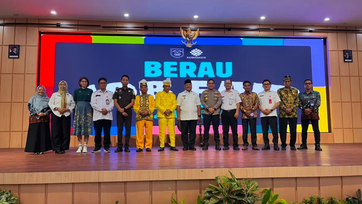 DISAMBUT BAIK MASYARAKAT: Ribuan masyarakat memadati Job Fair 2026 yang digelar Rabu (29/7) kemarin. (ARTA KUSUMA YUNANDA/BP)