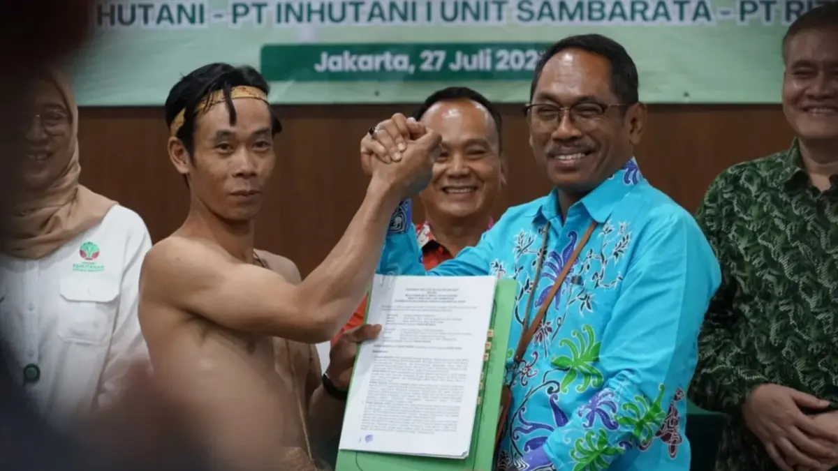 KESEPAKATAN: Perwakilan masyarakat Punan Batu Benau Sajau menerima dokumen kesepakatan Tata Kelola Hutan Adat Masyarakat Hukum Adat. (PEMKAB BULUNGAN)