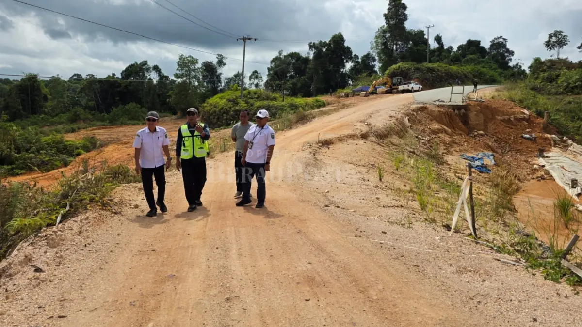 SEGERA DITANGANI: DPUPR Berau bersiap melaksanakan penanganan ruas Jalan Poros Pegat Bukur untuk tingkatkan kenyamanan pengendara. (SENO/BP)