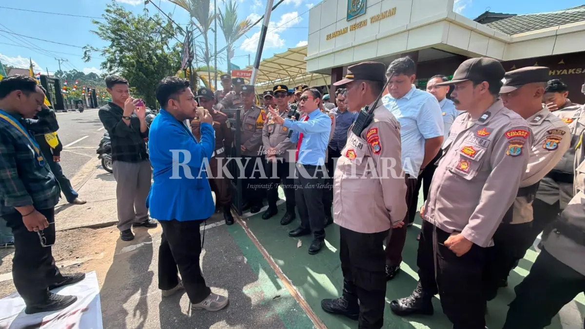 SAMPAIKAN ASPIRASI: Perwakilan mahasiswa sampaikan keresahan terkait kinerja Kejari Tarakan, Kamis (30/7). (SEPTIAN ASMADI/HRK)