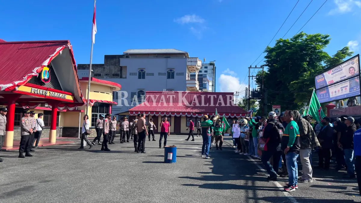 TAGIH KEPASTIAN: Massa aksi sampaikan kepastian perkara yang ditangani Polres Tarakan, Kamis (30/7). (SEPTIAN ASMADI/HRK)

