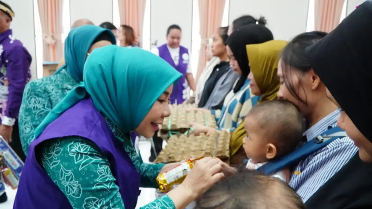 PENCEGAHAN STUNTING: Ketua TP-PKK Kaltara Rahmawati Zainal menyerahkan bantuan gizi bagi ibu hamil dan ibu melahirkan. (DKISP KALTARA)