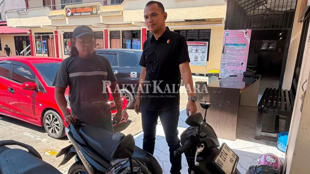 BARANG BUKTI: Polisi tunjukan barang bukti berupa satu unit sepeda motor, Minggu (2/8). (SEPTIAN ASMADI/HRK)