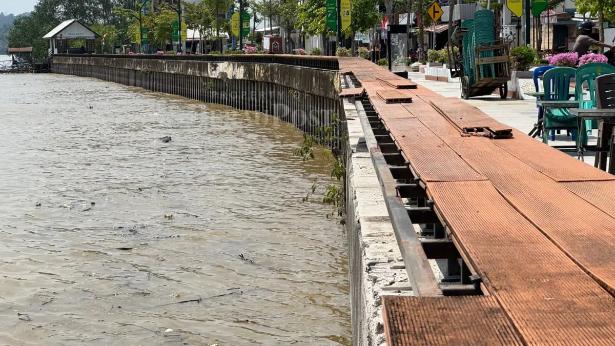 DALAMI PENYEBAB KERUSAKAN: Sejumlah titik seperti pelapis beton, meja tepian dan beberapa bagian beton mengalami kerusakan usai diserempet KM Pekan Riau di Tepian Besar Jalan Ahmad Yani, Minggu (2/8).&nbsp;(SENO/BP)