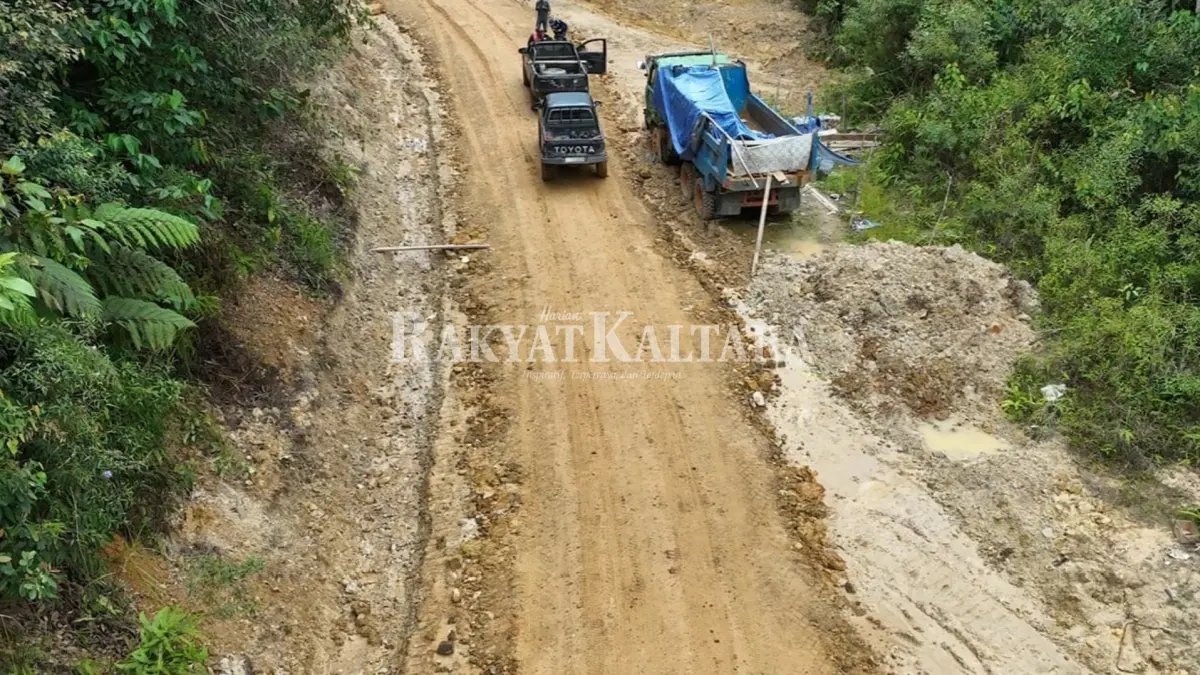 KONDISI JALAN: Penanganan kerusakan jalan di kawasan Krayan yang selama ini menjadi keluhan masyarakat, terutama saat musim hujan agar segera diatasi. (HRK)