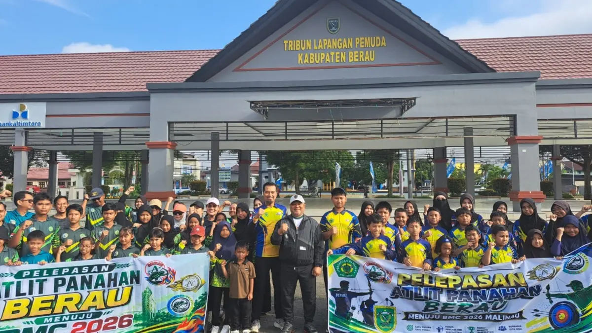 LEPAS KEBERANGKATAN ATLET: Wakil Bupati Berau, Gamalis, melepas 57 Atlet Perpani untuk mengikuti kejuaraan di Malinau. (SENO/BP)