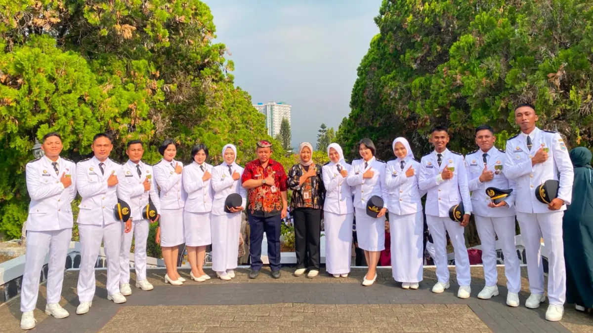LULUSAN IPDN: Kepala BKD Kaltara, Andi Amriampa berfoto bersama 13 lulusan IPDN yang akan bertugas di lingkungan Pemprov Kaltara. (DKISP KALTARA)
