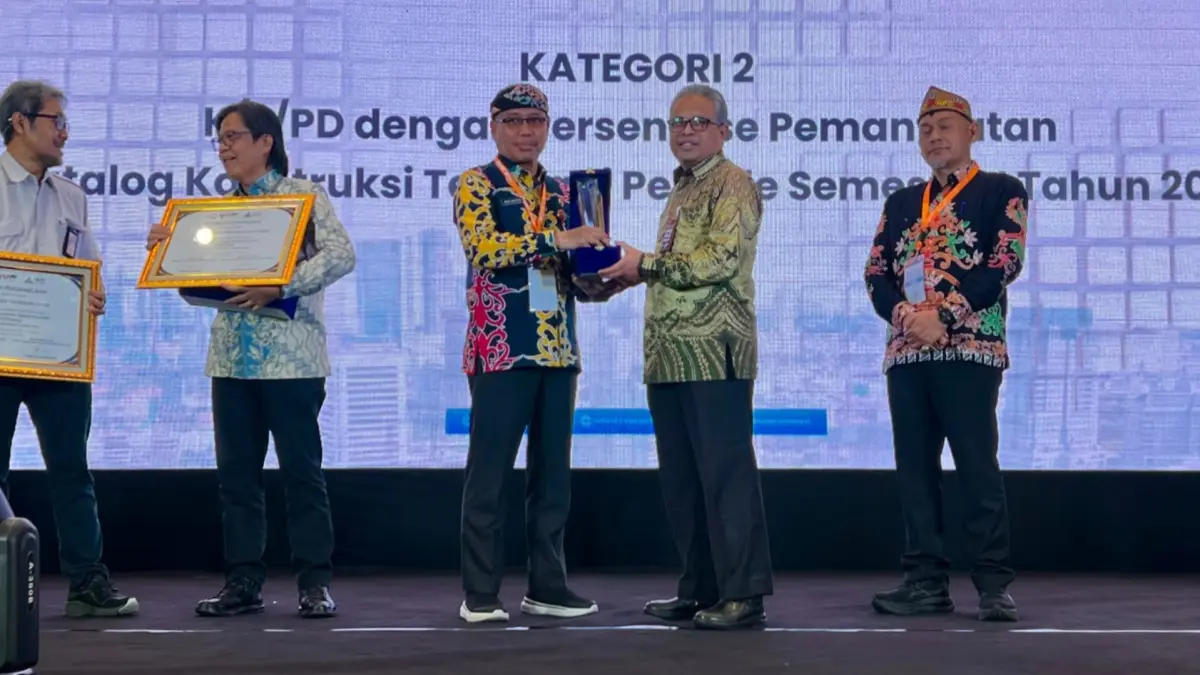 PENGHARGAAN: Pemprov Kaltara menerima penghargaan dari LKPP atas capaian tertinggi dalam pemanfaatan katalog konstruksi pada semester I Tahun 2026. (DKISP KALTARA)