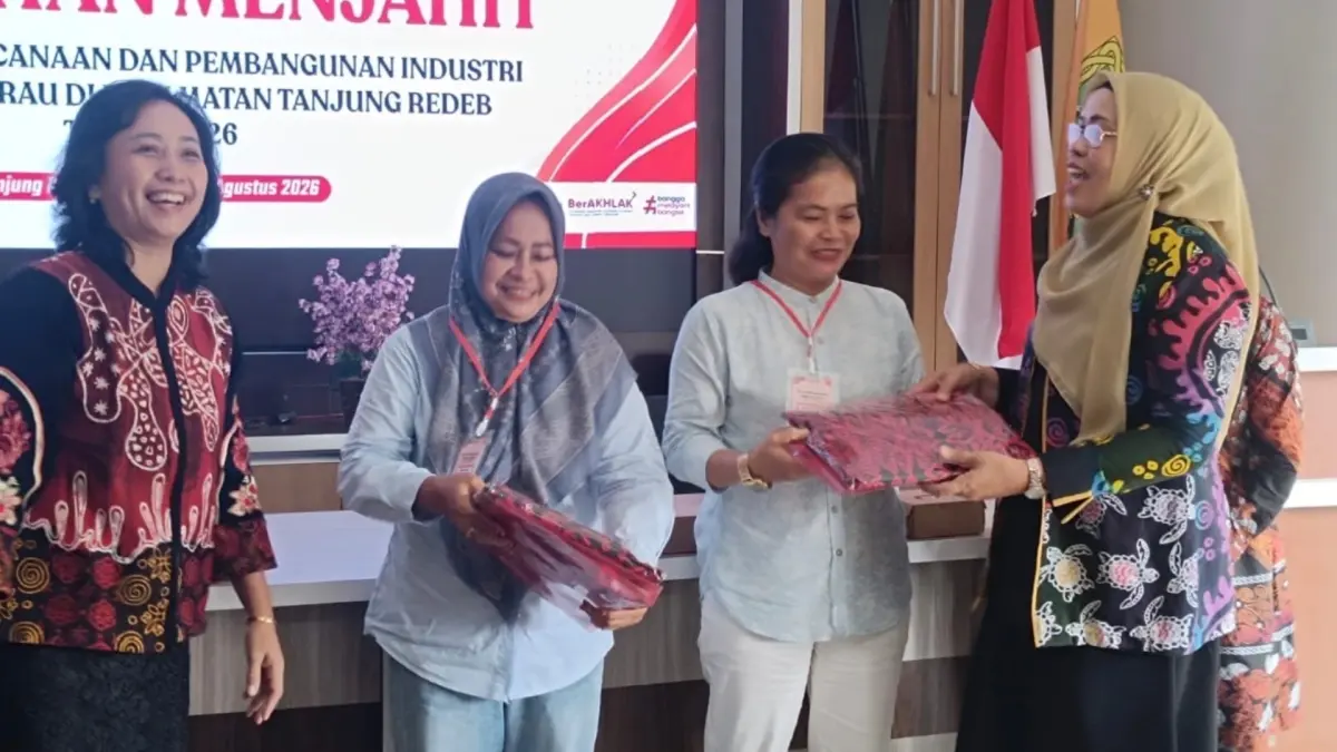 TINGKATKAN KEMAMPUAN: Diskoperindag Berau melaksanakan pelatihan menjahit yang diikuti puluhan pelaku penjahit di Tanjung Redeb. (SENO/BP)