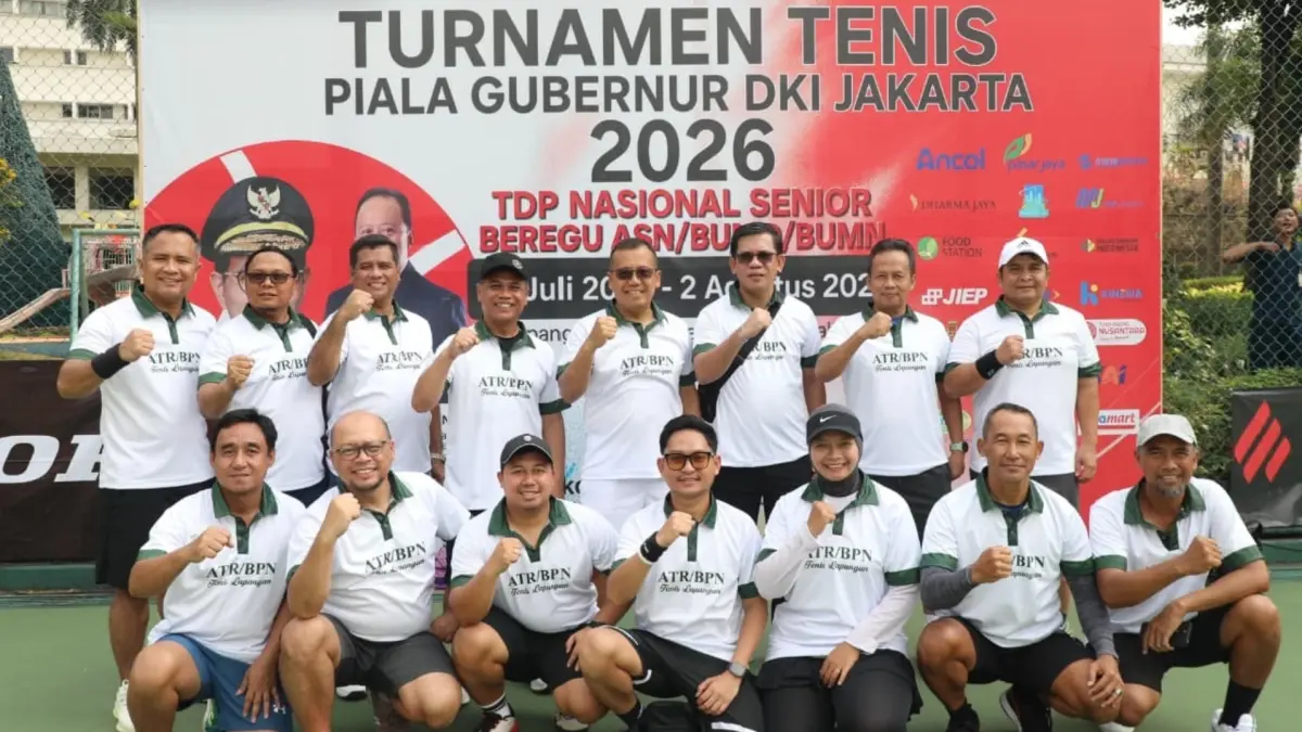TURNAMEN TENIS PIALA GUBERNUR: Staf Ahli Bidang Teknologi Informasi ATR/BPN, Dwi Budi Martono, bersama tim memperkuat Kementerian ATR/BPN dalam Turnamen Tenis Piala Gubernur DKI Jakarta 2026 sebagai sarana mempererat sinergi antarinstansi.