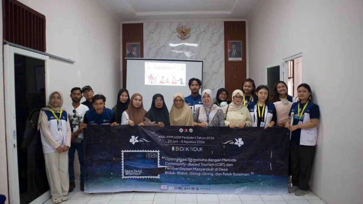DAMPINGI MASYARAKAT: Mahasiswa KKN PPM UGM 2026 menggelar pelatihan Keselamatan dan Kesehatan Kerja serta hospitality bagi pelaku wisata di Kecamatan Bidukbiduk. (SENO/BP)
