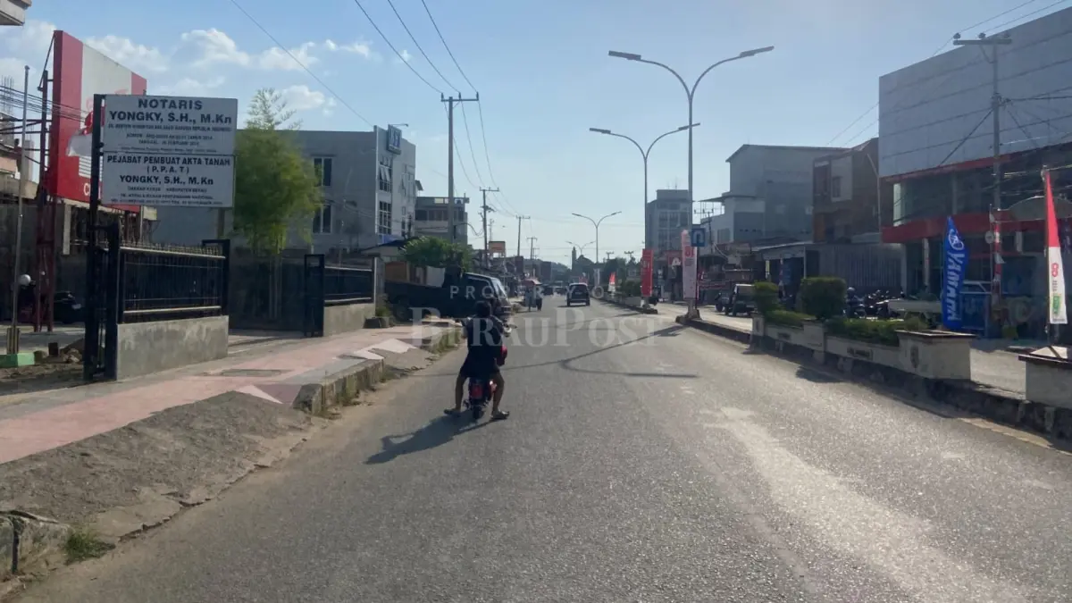 DINILAI MEMBAHAYAKAN: Terpantau salah satu anak di bawah umur menggunakan sepeda listrik, melintas di jalan perkotaan yang padat kendaraan. (ARTA KUSUMA YUNANDA/BP)