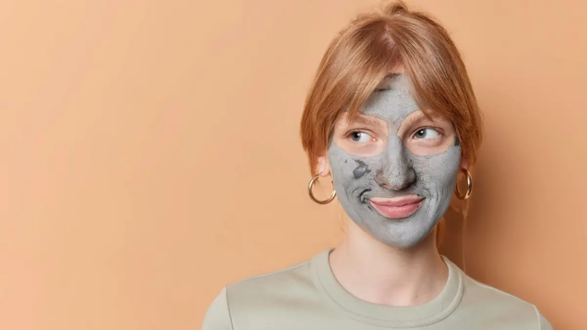 Ilustrasi pemakaian clay mask. (Magnific)