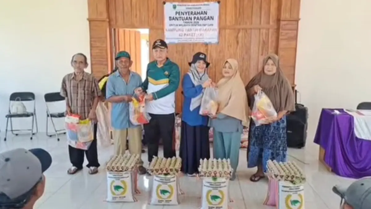 KETAHANAN PANGAN: Dinas Pangan Berau menyalurkan bantuan pangan kepada ratusan KK di Kabupaten Berau. (SENO/BP)