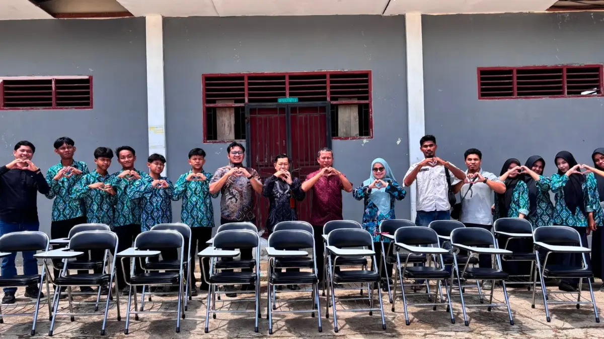 SERAHKAN BANTUAN: PT Berau Coal bersama PT Kaltim Diamond Coal menyerahkan bantuan sarana dan prasarana untuk Program Keahlian Usaha Layanan Pariwisata SMKS Ma