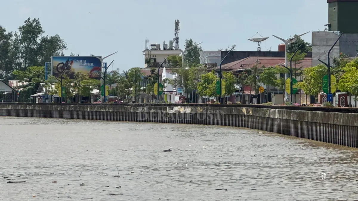 TAK PAKAI APBD: Perbaikan kerusakan yang ditimbulkan siring Jalan Ahmad Yani akan didorong menjadi tanggung jawab manajemen kapal. (SENO/BP)