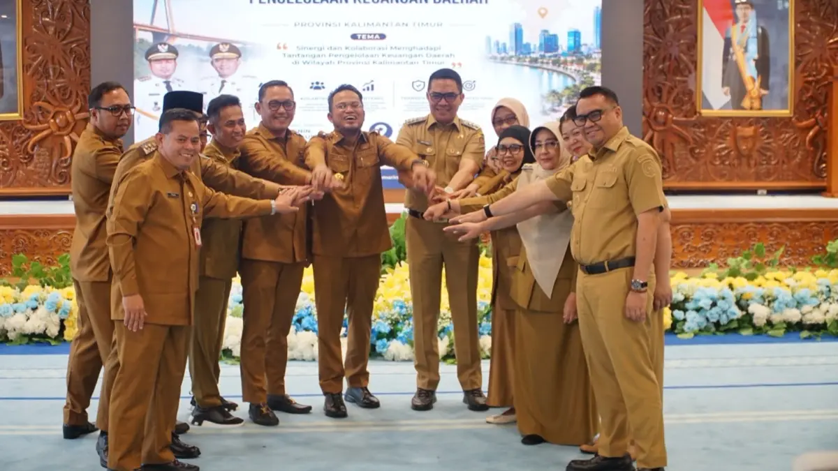 IKUTI RAKOR: Bupati Berau Sri Juniarsih berfoto bersama gubernur, wakil gubernur serta para kepala daerah di Kaltim. (SENO/BP)