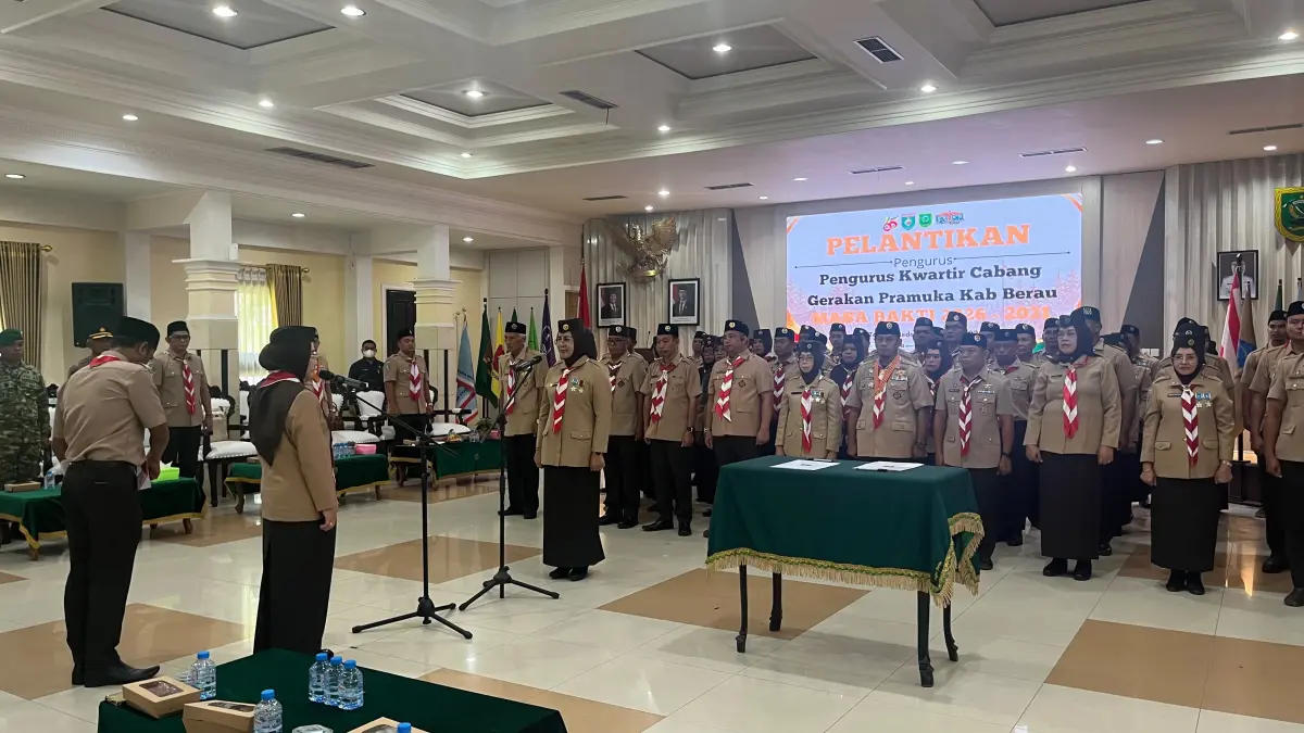JADI TELADAN: Pengurus Mabicab dan Kwarcab Gerakan Pramuka Berau masa bakti 2026-2031 saat dilantik di Balai Mufakat Tanjung Redeb, Selasa (4/8). (SENO/BP)