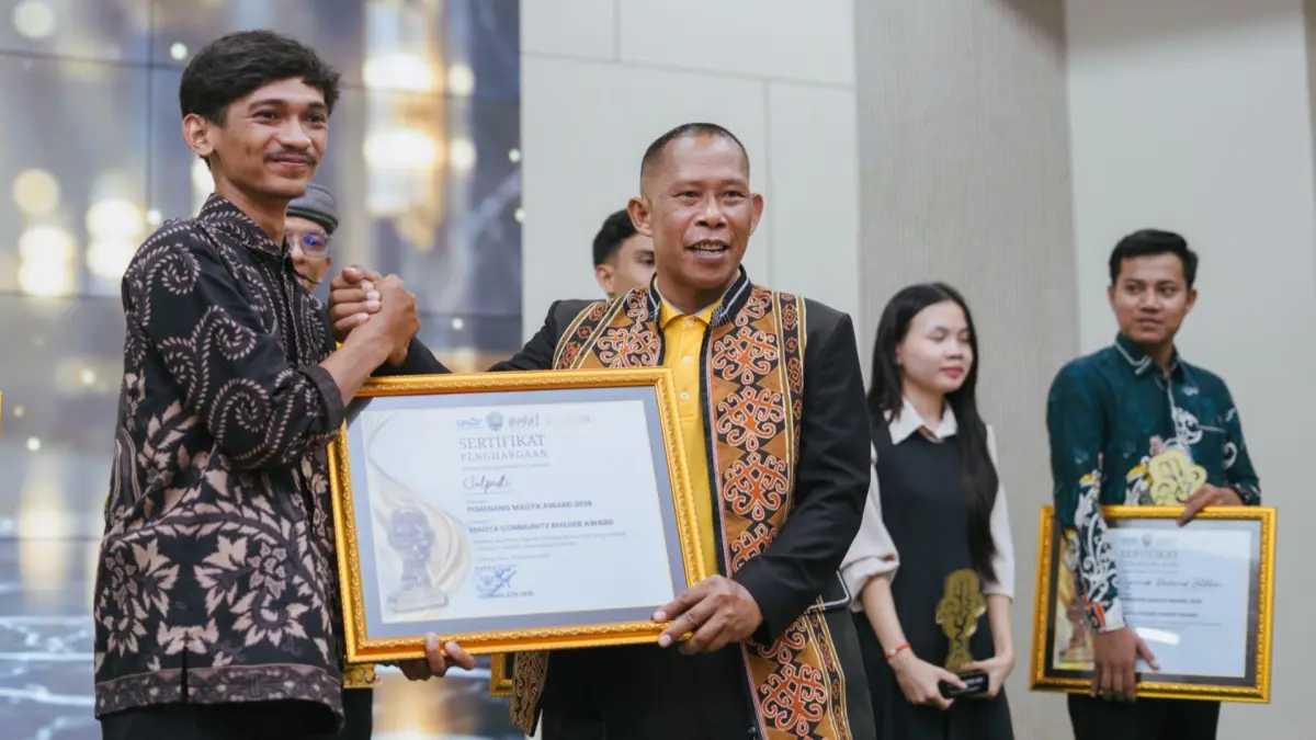 MADYA AWARD: Bupati Bulungan Syarwani (kanan) menyerahkan penghargaan bagi pemuda Bulungan berprestasi melalui &nbsp;Malam Anugerah Piala Madya Award 2026. (PEMKAB BULUNGAN)