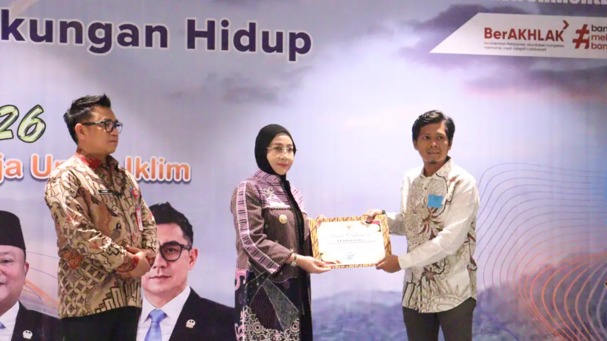 PENGHARGAAN PROPER BIRU: Bupati Berau, Sri Juniarsih Mas, menyerahkan Penghargaan PROPER Biru kepada Manager PLN Indonesia Power UBP Berau, Ricky Rinaldi, sebagai bentuk apresiasi atas komitmen pengelolaan lingkungan yang berkelanjutan. (PLN IP UBP BERAU UNTUK BERAU POST)