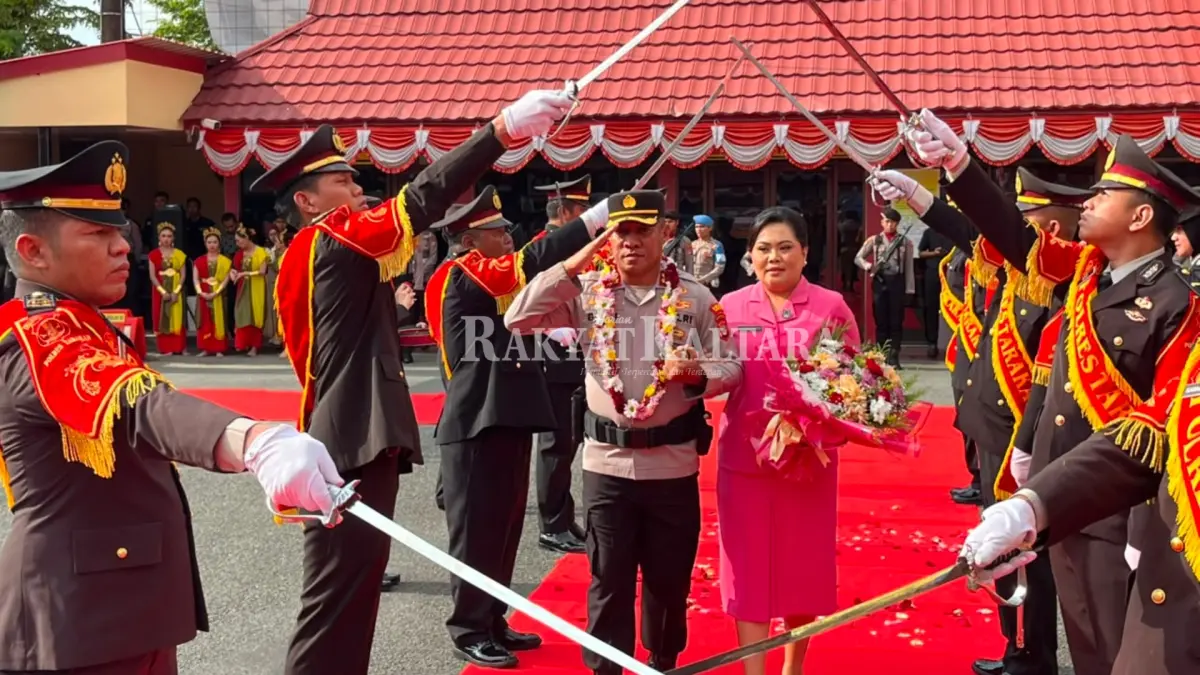 PENYAMBUTAN: AKBP Bonifasius Rumbewas tiba di Mako Polres Tarakan, Rabu (5/8). (SEPTIAN ASMADI/HRK)